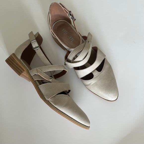 Mi.im Pointed Toe Leather Flat SZ 8.5 Natural White Strappy Edgy T-Strap - Picture 7 of 9